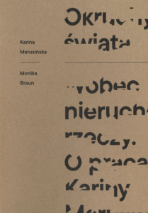 Okruchy świata. Karina Marusińska / Wobec nieruchomości rzeczy. O pracach Kariny Marusińskiej, Monika Braun, 2024